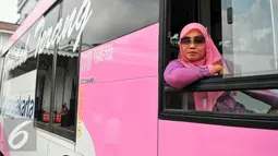 Sopir Bus Transjakarta khusus perempuan berpose saat peluncuran, Jakarta, Kamis (21/4). Bus yang dikhususkan untuk penumpang perempuan ini diluncurkan tepat dengan Hari Kartini. (Liputan6.com/Yoppy Renato)