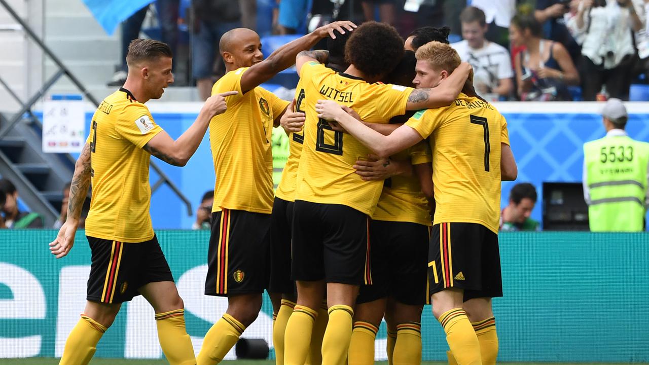 Timnas Belgia merayakan gol yang dicetak Thomas Meunier ke gawang Inggris pada perebutan tempat ketiga Piala Dunia 2018 di Saint-Petersburg Stadium, Rusia, Sabtu (14/7/2018). (Paul ELLIS / AFP)