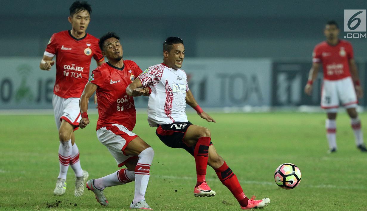 Bek Persija, Maman Abdurrahman (kedua kiri) menahan pergerakan pemain Persipura Addison Alves saat lanjutan Liga 1 Indonesia di Stadion Patriot Candra Bhaga, Bekasi, Sabtu (8/7). Persija ditahan imbang 1-1 oleh Persipura. (Liputan6.com/Helmi Fithriansyah)