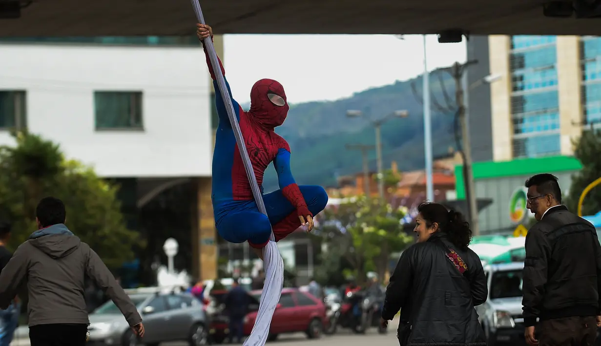 Jahn Fredy Duque beraksi di jalanan Bogota, Kolombia, Senin (24/4). Duque mencari nafkah dengan melakukan atraksi layaknya Spiderman. (AFP Photo/RAUL ARBOLEDA)