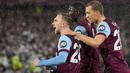 Selebrasi bek West Ham United, Kurt Zouma (tengah) bersama Jarrod Bowen (kiri) dan Tomas Soucek setelah mencetak gol penyeimbang 1-1 ke gawang Tottenham Hotspur pada laga pekan ke-31 Premier League 2023/2024 di London Stadium, London, Selasa (2/4/2024) malam. (AP Photo/Kirsty Wigglesworth)