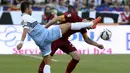 Gelandang Lazio, Felipe Anderson (kiri) berebut bola dengan bek AS Roma Vasilis Torosidis pada laga liga Serie A italia di Stadion Olimpico, Itali, Selasa dini hari (26/5/2015). Lazio menyerah 0-1 dari AS Roma. (Reuters/Alessandro Bianchi)
