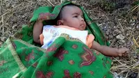 Bayi tampan yang ditemukan di semak-semak Bandara Kupang itu terlihat sehat dan tak takut pada orang asing. (Liputan6.com/Ola Keda)