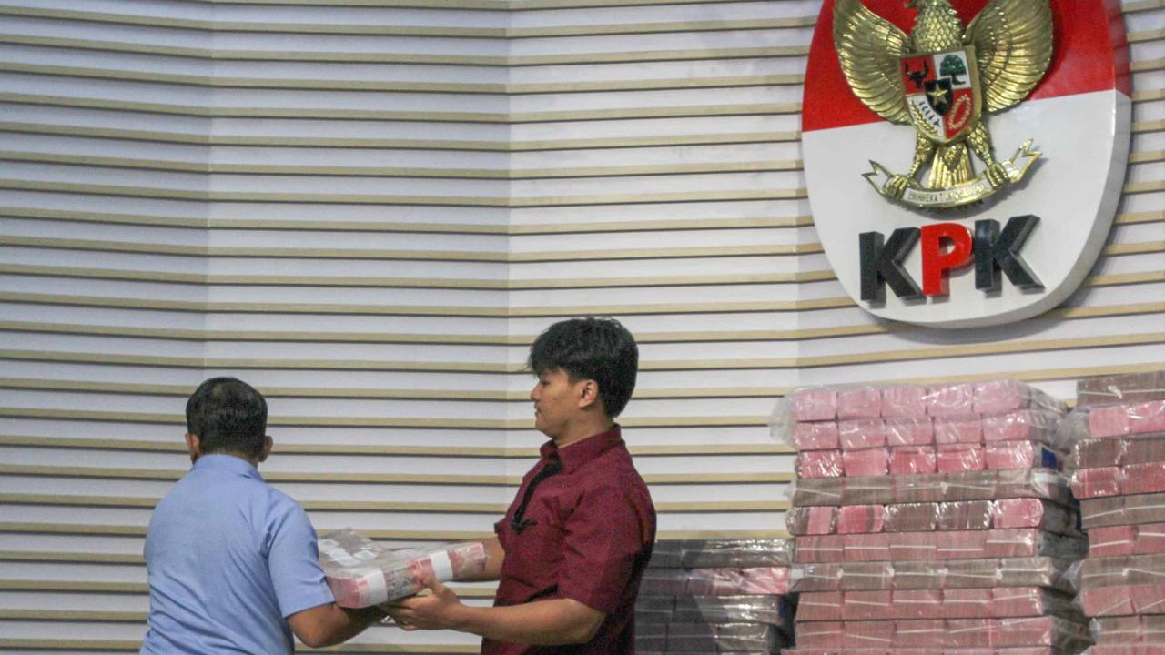 FOTO: KPK Pamerkan Rp 300 Miliar Uang Sitaan saat Serahkan Rp 883 Miliar ke Taspen