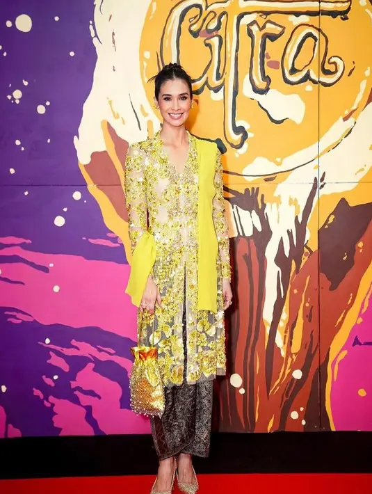 Di-styling oleh Hagai Pakan, Marsha timothy tampil cantik mengenakan kebaya panjang klasik warna lime green dari Biyan. @marshatimothy.