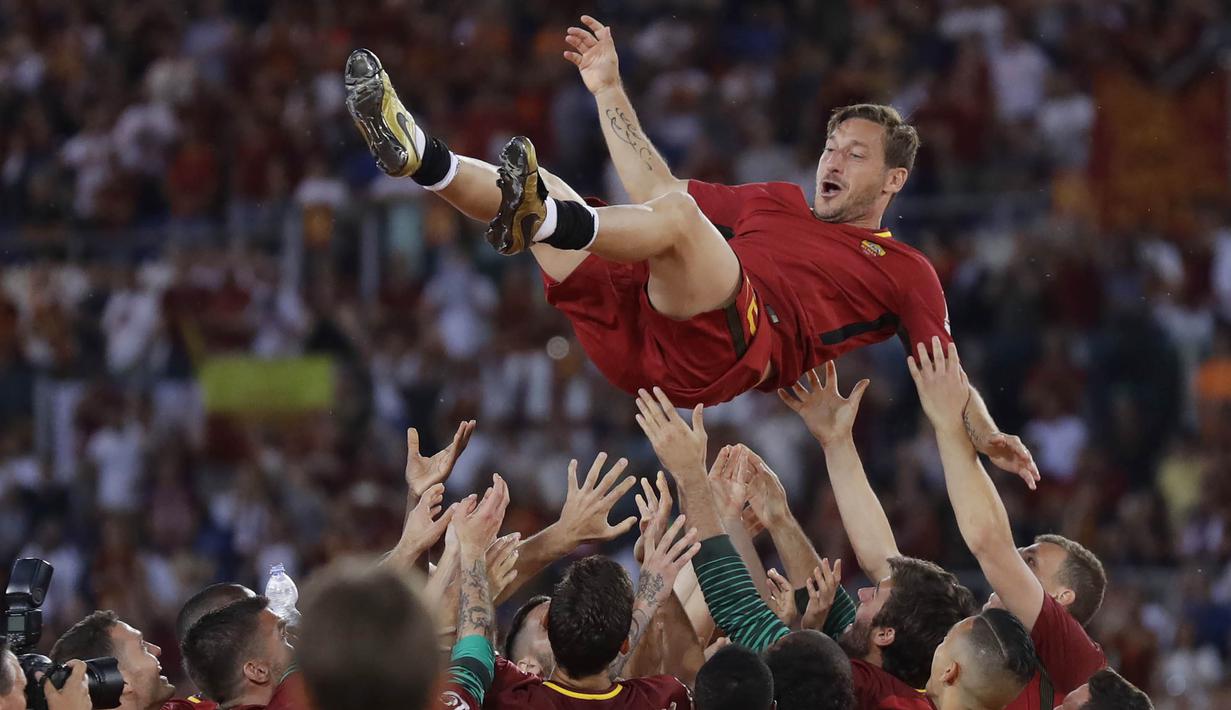 Legenda AS Roma, Francesco Totti, merayakan laga terakhir bersama Serigala Roma usai melawan Genoa di Stadion Olimpico, Roma, Minggu (28/5/2017). Selama 25 tahun Totti berkarier di AS Roma. (AP/Alessandra Tarantino)