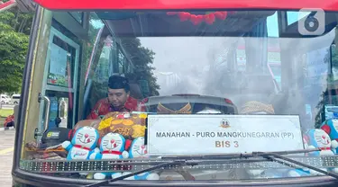 Armada bus mengantar para tamu undangan resepsi pernikahan putra bungsu Presiden Jokowi, Kaesang Pangarep dan Erina Gudono di Stadion Manahan, Solo, Jawa Tengah, Minggu (11/12/2022). Bus-bus berukuran tanggung digunakan untuk menjemput para tamu yang turun di Benteng Vastenburg dan Stadion Manahan Solo. (Liputan6.com/Herman Zakharia)