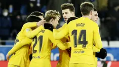 Barcelona susah payah mengalahkan tim papan bawah Liga Spanyol, Deportivo Alaves pada laga pekan ke-22 Liga Spanyol 2021/2022, Senin (24/1/2022). (AP/Alvaro Barrientos)