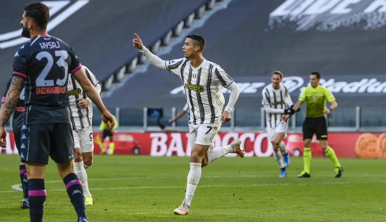 Penyerang Juventus, Cristiano Ronaldo merayakan gol pertama untuk timnya yang dicetak ke gawang Napoli pada laga tunda pekan ketiga Serie A di Allianz Stadium, Kamis (8/4/2021) dini hari WIB. Juventus menang 2-1 atas Napoli lewat gol yang dicetak Ronaldo dan Dybala.  (Fabio Ferrari/LaPresse via AP)