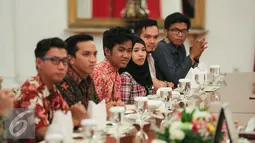 Para komika hadir dalam jamuan makan siang bersama Presiden Joko Widodo di Istana Negara, Jakarta, Kamis (17/12). Para komika datang ke Istana Negara, seperti Indro Warkop, Mongol Stress, Raditya Dika, dll. (Liputan6.com/Faizal Fanani)