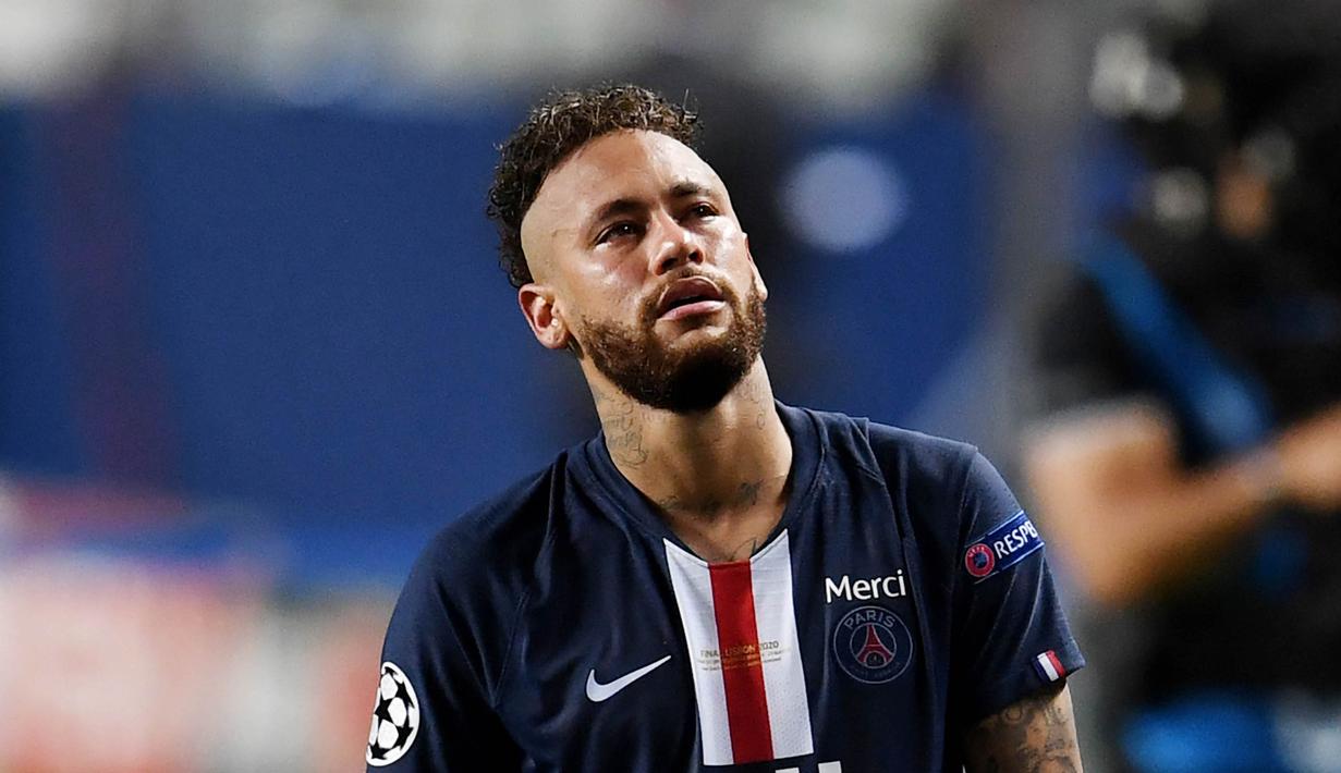 3. Neymar - Bintang Paris Saint-Germain itu sempat terinfeksi Covid-19. Neymar diduga terpapar virus ini setelah pulang dari liburan ke Ibiza usai PSG kalah dari Bayern Munchen di final Liga Champions. (AFP/David Ramos)