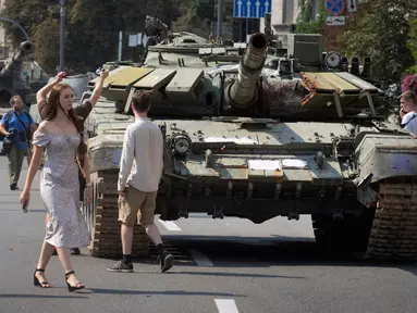 Orang-orang mengunjungi jalan di mana kendaraan militer Rusia yang hancur dipajang menjelang Hari Kemerdekaan di Kiev, Ukraina, Senin (21/8/2023). Ukraina memperingati Hari Kemerdekaan pada 24 Agustus. (AP Photo/Efrem Lukatsky)