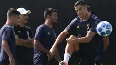 Penyerang Juventus Cristiano Ronaldo menendang bola selama sesi latihan di Turin, Italia (18/9). Juventus akanb bertanding melawan wakil Spanyol, Valencia pada grup H Liga Champions di Estadio Mestalla. (AFP Photo/Marco Bertorello)
