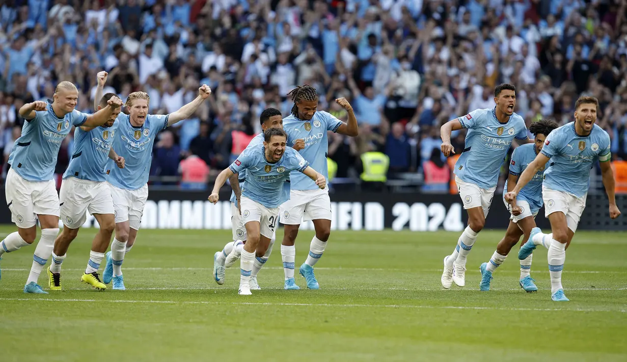 Selebrasi para pemain Manchester City setelah memenangi adu penalti menghadapi Manchester United pada laga Community Shield 2024 di Wembley Stadium, London, Sabtu (10/8/2024). (AP Photo/David Cliff)
