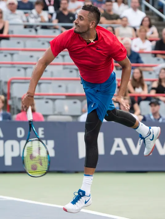 Petenis Australia, Nick Kyrgios setelah melakukan pukulan ke arah petenis Jerman, Alexander Zverev pada turnamen Piala Rogers di Montreal, 10 Agustus 2017. Zverev sukses merebut kemenangan 6-4, 6-3 atas Kyrgios. (Paul Chiasson/The Canadian Press via AP)