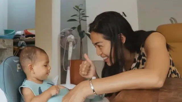 Jessica Iskandar menyuapi MPASI untuk Baby Don