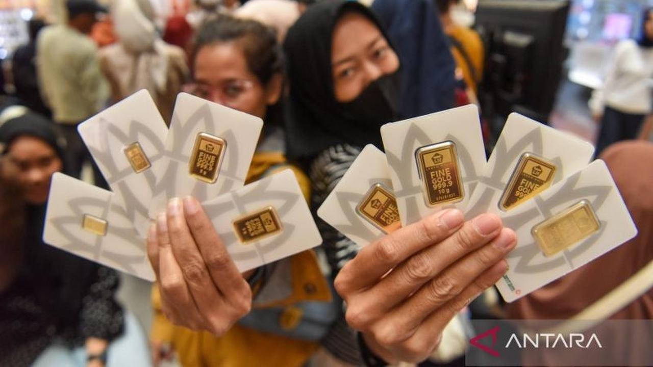 Harga Emas Antam Anjlok Rp65.000 per Gram pada Jumat Pagi, Cek Rinciannya