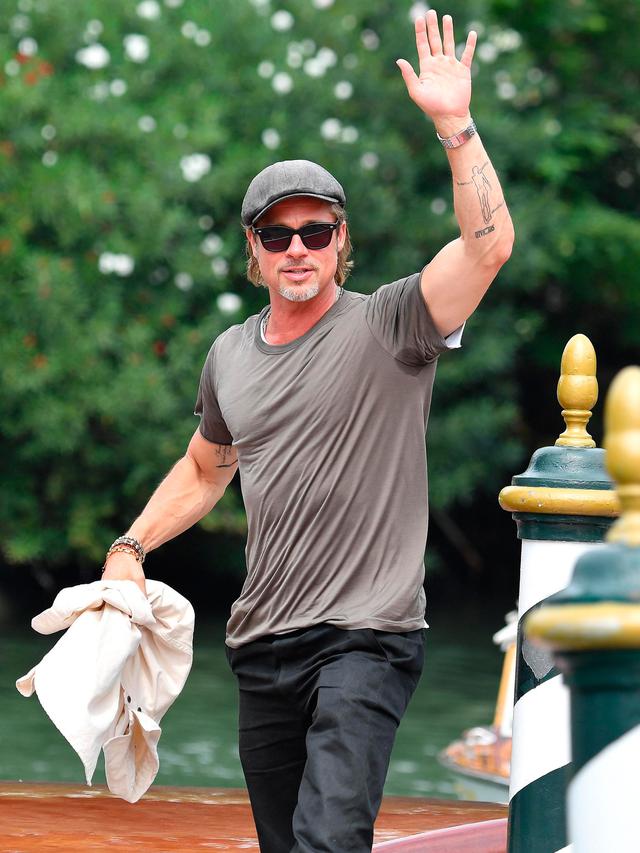 Gaya Santai Brad Pitt Saat Tiba di Venesia