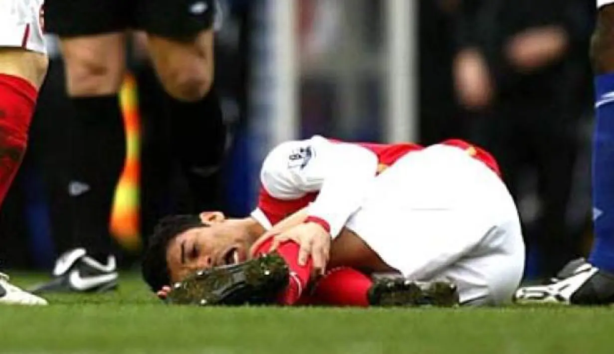 Eduardo da silva mendapat cedera yang paling parah ketika ia membela Arsenal, Peristiwa ini terjadi tahun 2008. Tekel bek Martin Taylor menyebabkan Eduardo Da Silva mengalami patah tulang fibula dan dislokasi pada pergelangan kakinya. (www.skanaa.com)