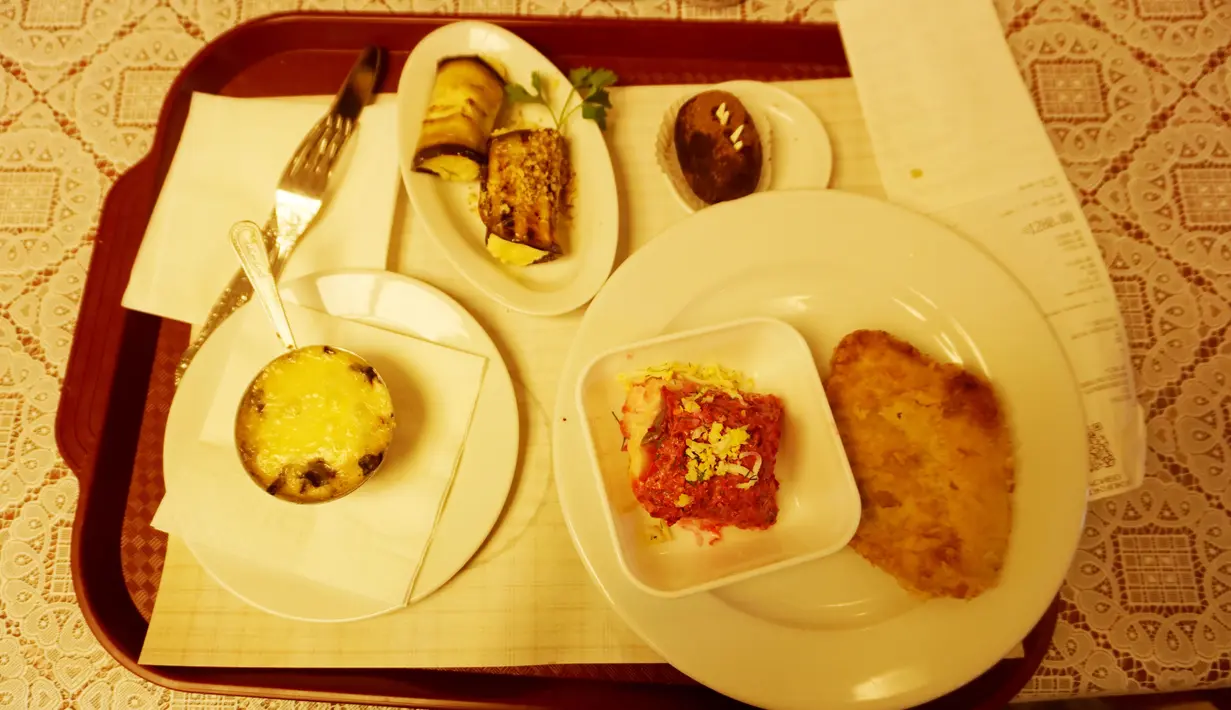 Beberapa menu makanan khas Rusia di Stolovaya. (Bola.com/Okie Prabhowo)