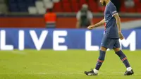 Striker PSG Neymar meninggalkan lapangan usai mendapat kartu merah dalam laga kontra Marseille pada pekan pertama Ligue 1 di Parc de Princes, Senin (14/9/2020) dini hari WIB. (AP Photo/Michel Euler)