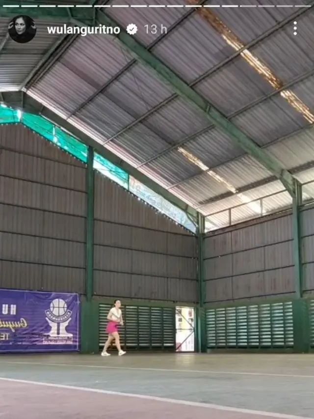 Wulan Guritno mencuri perhatian saat main tenis (Instagram/wulanguritno)