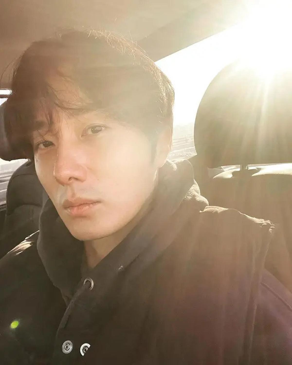 Pesona Aktor Korea Jung Il Woo Pakai Cukin Betawi Saat Jadi Relawan Palang Merah di Jakarta