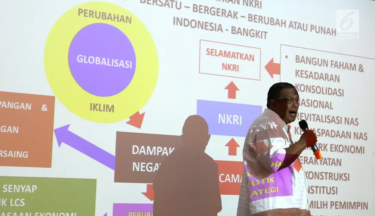 Jendral TNI (Purn) Djoko Santoso memberikan paparan pada acara Deklarasi Melati Putih Indonesia di Bambu Apus Raya, Jakarta, Jumat (14/9). Deklarasi yang terdiri dari kelompok ema-emak mendukung Prabowo-Sandi pada Pilpres 2019. (Liputan6.com/Fery Pradolo)