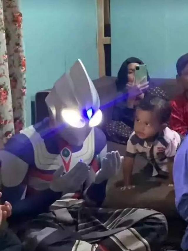12 Potret Orang Pakai Kostum Ultraman di Tempat Umum Ini Kocak