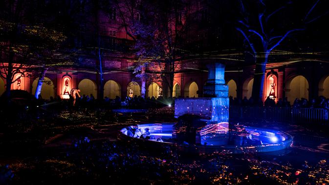 Taman Galeri seni diterangi cahaya lampu selama festival cahaya tahunan, Fete De Lumiere, di Lyon, Prancis, Kamis (6/12). Festival yang berlangsung bertepatan dengan musim liburan Natal ini digelar sejak tahun 1852. (JEAN-PHILIPPE KSIAZEK / AFP)