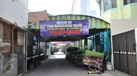 Sebuah sepanduk besar penolakan mensalatkan jenazah pembela penista agama terpampang di halaman Masjid Al-Jihad berada di Jalan BB 9A, Karet Setiabudi, Jakarta Selatan, Minggu (26/2). (Liputan6.com/Yoppy Renato)