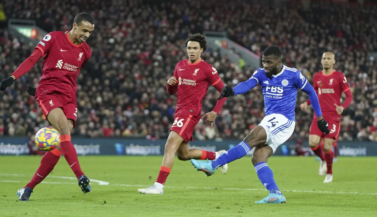 Penyerang Leicester City, Kelechi Iheanacho menembak bola saat bertanding melawan Liverpool pada pertandingan lanjutan Liga Inggris di stadion Anfield di Liverpool, Inggris, Jumat (11/2/2022). Liverpool menang atas Leicester City 2-0. (AP Photo/Jon Super)