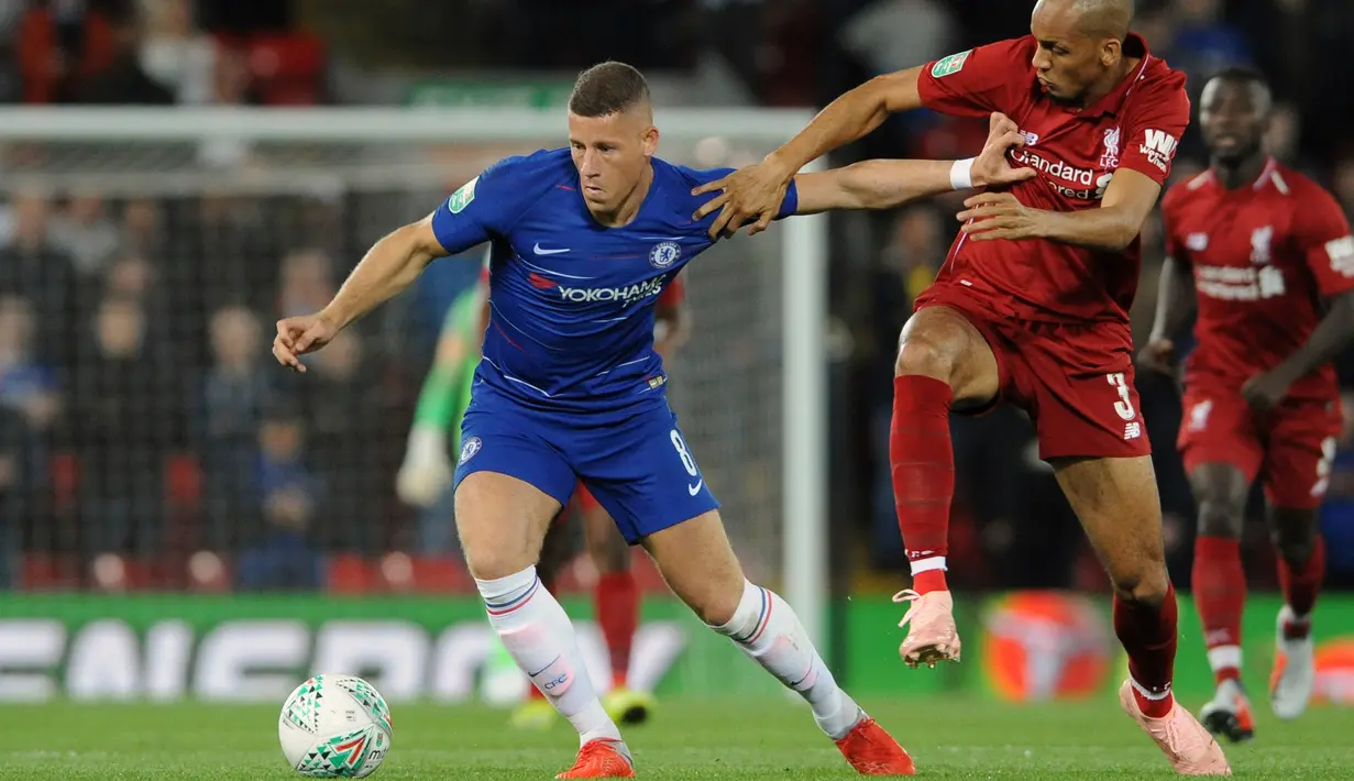 Gelandang Chelsea, Ross Barkley mengontrol bola dari kawalan bek Liverpool Fabinho saat bertanding pada babak ketiga Piala Liga Inggris di stadion Anfield (26/9). Chelsea berhasil mengalahkan Liverpool 2-1. (AP Photo/Rui Vieira)