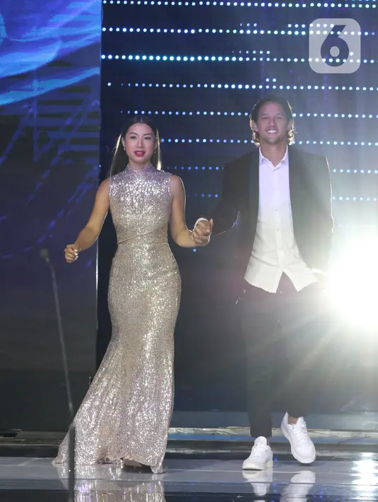 Penampilan pemain Bali United, Irfan Bachdim dan istrinya saat gelaran Indonesian Soccer Award 2019 di Studio 6 Indosiar, Jakarta, Jumat (10/1/2020). 16 penghargaan diberikan pada acara ini. (Liputan6.com/Helmi Fithriansyah)