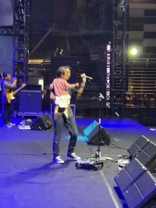 Para Fans pun langsung teriak saat melihat Fiersa menggendong sang putri di atas panggung [instagram/fiersabesari]