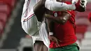 Gelandang Prancis, Paul Pogba dan gelandang Portugal, William Carvalho berebut bola pada babak penyisihan Liga A Grup 3 UEFA Nations League di Estadio da Luz, Lisbon, Minggu (15/11/2020) dinihari WIB. Prancis lolos ke semifinal usai mengalahkan tim kandang Portugal 1-0. (AP Photo/Armando Franca)
