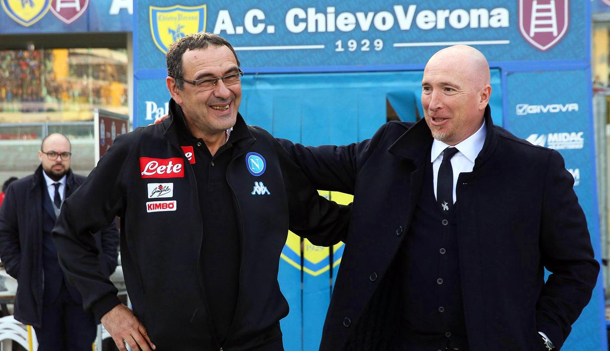 Pelatih Napoli,  Maurizio Sarri (kiri) memberikan salam kepada pelatih Chievo, Rolando Maran (kanan) pada lanjutan Serie A di Bentegodi stadium, Verona, (19/2/2017).  Napoli menang 3-1. (EPA/Filippo Venezia)