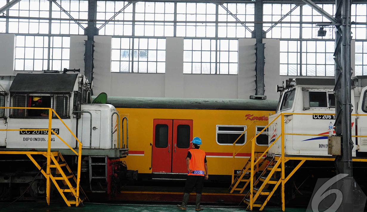 Petugas memastikan bahwa gerbong kereta api yang akan mengangkut penumpang menjelang lebaran dalam keadaan baik, Jakarta, Jumat (11/7/2014) (Liputan6.com/Faizal Fanani)