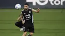 Timnas Argentina akan menghadapi dua laga uji coba dalam FIFA Matchday di Amerika Serikat, yaitu melawan Honduras dan Jamaika. Laga menghadapi Honduras yang akan berlangsung pada Sabtu (24/9/2022) pagi WIB dipastikan akan diperkuat oleh bintang Albiceleste, Lionel Messi, yang telah tiba di Amerika Serikat dan ikut bergabung dalam sesi latihan terakhir. Yuk intip aksi-aksinya. (AP/Michael Laughlin)
