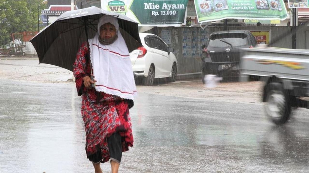 BMKG: Prakiraan Cuaca Sultra Minggu Siang hingga Dini Hari Berpotensi Hujan Ringan