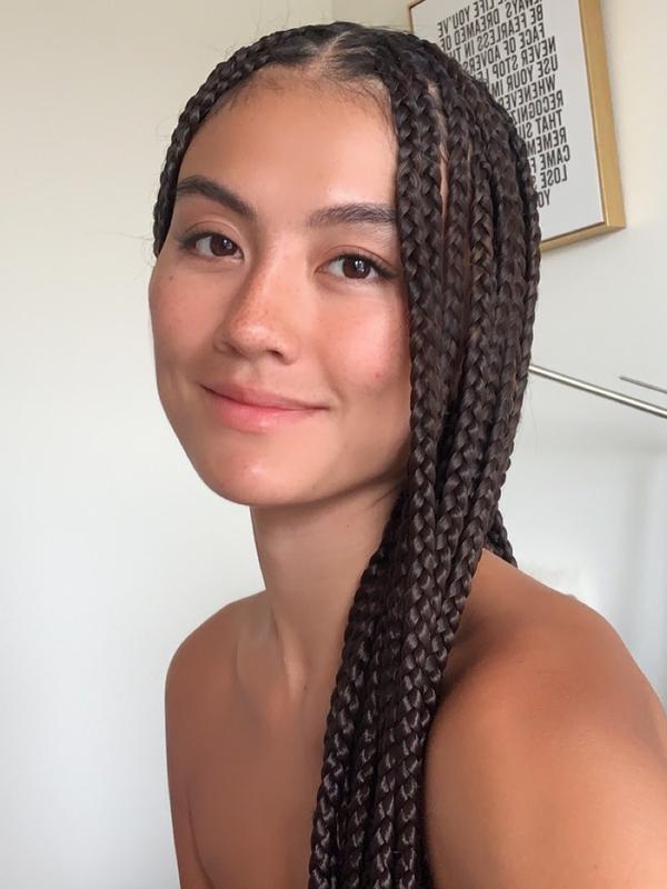 Agnez Mo dengan tampilan natural dan rambut gimbal. (Instagram @agnezmo)