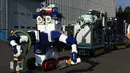 Sebuah unit robot dikendalikan dari jarak jauh untuk menghilangkan kontaminasi nuklir saat demonstrasi di Chiba (16/12). Robot dikembangkan untuk pembangkit nuklir Fukushima yang mengalami krisis sejak Tsunami. (AFP/Toru Yamanaka)