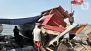 Pekerja menyelesaikan proses perbaikan kapal nelayan di pesisir Marunda, Jakarta, Selasa (22/10/2019). Jasa perbaikan kapal nelayan merupakan salah satu mata pencaharian utama warga pesisir Marunda selain mencari ikan di laut. (merdeka.com/Iqbal Nugroho)