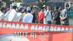 Warga Rt 06 Rw 10 mengikuti upacara HUT ke-75 Kemerdekaan RI di Kelurahan Ciater, Serpong, Tangerang Selatan, Senin (17/8/2020). Selain mengenakan baju adat, tak sedikit warga yang berpakaian seadanya untuk memperingati 17 Agustus dengan tetap menerapkan protokol Kesehatan. (merdeka.com/Dwi Narwoko)