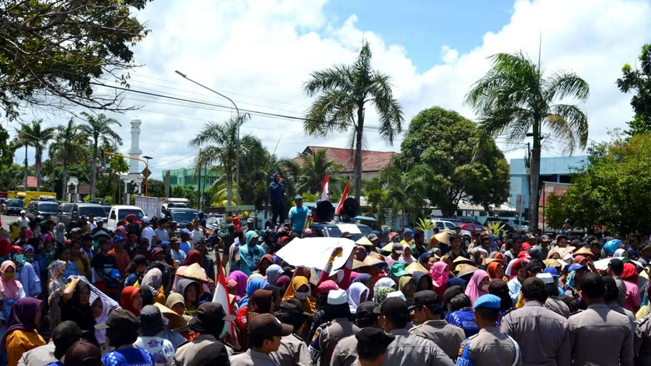 Tuntut "Jadup" Nelayan Trawl Kepung Kantor Gubernur Bengkulu
