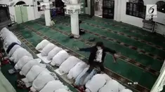 Seorang pria nekat mencuri dengan memanfaatkan momentum salat Subuh berjemaah di masjid di Pasir Mas, Kelantan. Aksinya pun terekam  CCTV