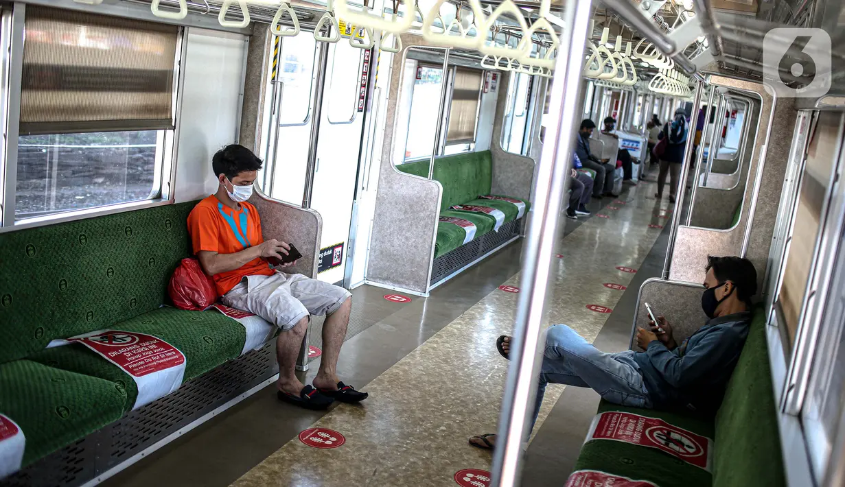 Penumpang berada di dalam KRL di Stasiun Tanah Abang, Jakarta, Sabtu (19/9/2020). Kereta-kereta terakhir meninggalkan wilayah DKI Jakarta sekitar pukul 19:00 WIB. Kapasitas pengguna tetap dibatasi hingga 74 orang per kereta. (Liputan6.com/Faizal Fanani)