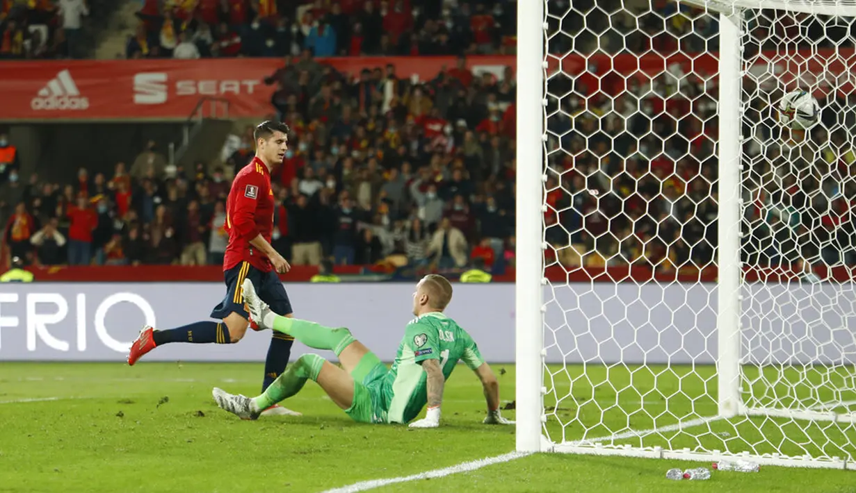 Pemain Spanyol Alvaro Morata mencetak gol ke gawang Swedia pada pertandingan sepak bola kualifikasi Grup B Piala Dunia 2022 di Stadion La Cartuja, Seville, Spanyol, 14 November 2021. Spanyol menang 1-0. (AP Photo/Angel Fernandez)
