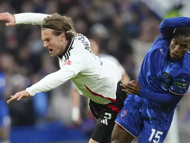 Pemain Chelsea, Nicolas Jackson berebut bola dengan pemain Fulham, Joachim Andersen pada laga lanjutan Liga Inggris 2024/2025 di Stamford Bridge, London, Inggris, Jumat (27/12/2024) WIB. (AP Photo/Kirsty Wigglesworth)