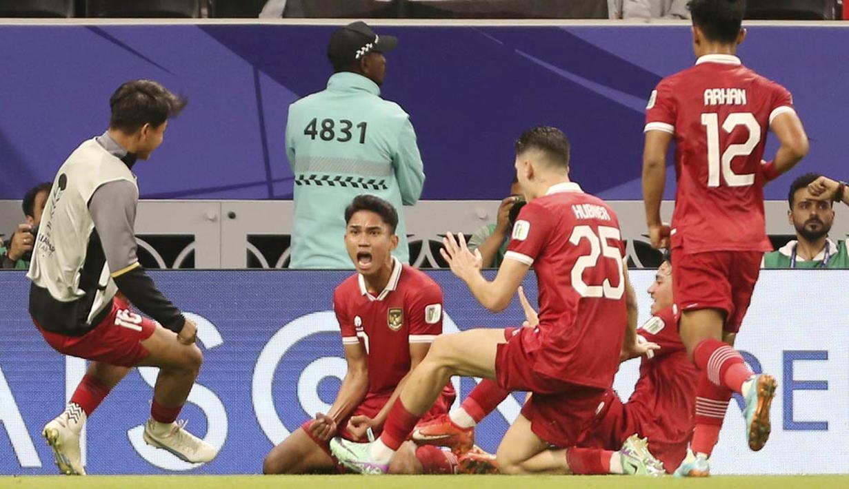 Marselino Ferdinan menjadi pemain yang paling menonjol di Timnas Indonesia saat melawan Irak. Selain menjadi pencetak gol satu-satunya bagi skuad Garuda, Marselino juga mampu merepotkan bek lawan dan tergolong garang dalam berupaya memotong alur serangan lawan. Ia tercatat melepas tujuh tekel pada laga ini. (AP Photo/Hussein Sayed)
